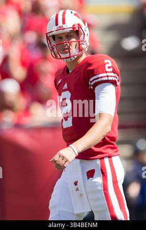 12 settembre 2015: Il quarterback dei Wisconsin Badgers Joel Stave n. 2 durante la partita di football NCAA tra i Miami (Ohio) Redhawks e i Wisconsin Badgers al Camp Randall Stadium di Madison, WISCONSIN. Wisconsin sconfisse Miami (Ohio) 58-0. John Fisher/CSM(immagine di credito: © John Fisher/CSM tramite cavo ZUMA) Foto Stock
