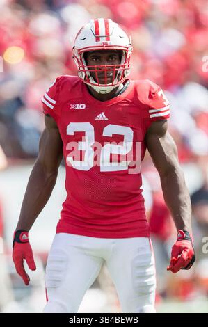 12 settembre 2015: Il linebacker dei Wisconsin Badgers Leon Jacobs n. 32 durante la partita di football NCAA tra i Miami (Ohio) Redhawks e i Wisconsin Badgers al Camp Randall Stadium di Madison, WISCONSIN. Wisconsin sconfisse Miami (Ohio) 58-0. John Fisher/CSM(immagine di credito: © John Fisher/CSM tramite cavo ZUMA) Foto Stock