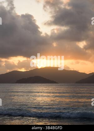 Splendide viste sulle spiagge vuote delle meravigliose isole delle Seychelles. Splendido punto di riferimento. Sole, sole e luce solare calda. Niente persone, all'aperto. Conc Foto Stock