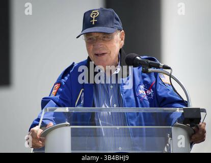 11 ottobre 2013 - file foto datata 4 maggio 2011 dell'astronauta Malcolm Scott Carpenter al NASA Kennedy Space Center di Cape Canaveral USA. La moglie di Scott Carpenter, Patty Barrett, disse che suo marito aveva subito complicazioni a seguito di un ictus a settembre e che morì in un ospizio di Denver il 10 ottobre 2013. Il tenente Carpenter è stato il secondo uomo ad orbitare attorno alla Terra nella navicella Atlas 7 nell'ambito delle missioni Mercury (Credit Image: © NASA/ZUMAPRESS.com) Foto Stock