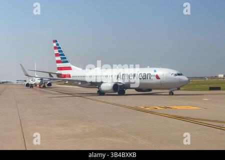 Gli aerei di linea si allineano sulla strada di rullaggio per decollare all'aeroporto internazionale di Dallas Fort Worth vicino a Dallas, Texas. Foto Stock