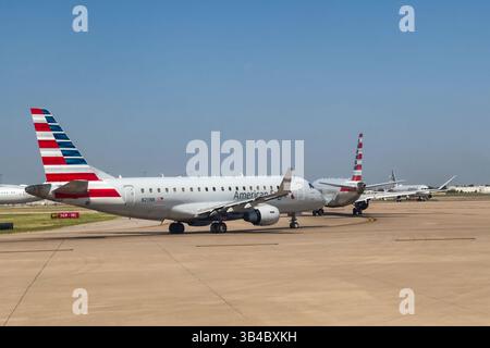 Gli aerei di linea si allineano sulla strada di rullaggio per decollare all'aeroporto internazionale di Dallas Fort Worth vicino a Dallas, Texas. Foto Stock