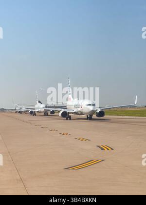 Gli aerei di linea si allineano sulla strada di rullaggio per decollare all'aeroporto internazionale di Dallas Fort Worth vicino a Dallas, Texas. Foto Stock
