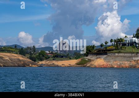 Piedra del Penon o Penon de Guatape dall'Embalse del Penol vicino a Guatape, Colombia. Foto Stock