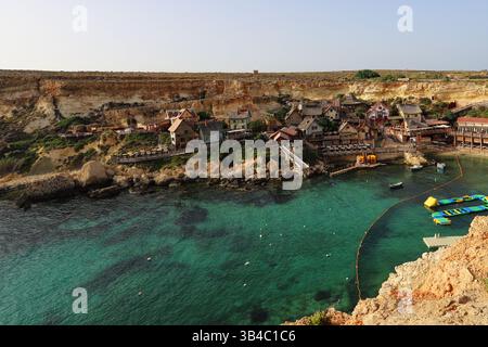 Colorato Popeye Village a Anchor Bay, Malta, iconico set cinematografico trasformato in un'attrazione turistica e parco costiero. Foto Stock