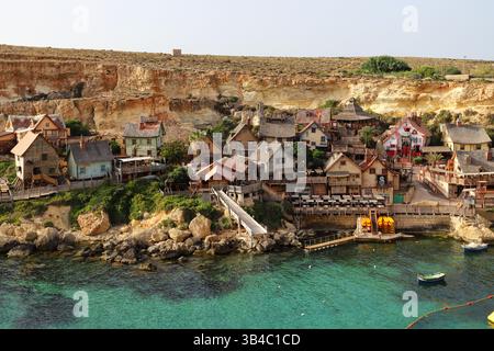 Colorato Popeye Village a Anchor Bay, Malta, iconico set cinematografico trasformato in un'attrazione turistica e parco costiero. Foto Stock