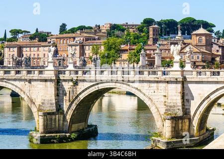ROM, Italien, Europa, Ponte Santangelo, Tevere, Tourismus, Stadtansichten, Frühlingswetter, Sicherheit rund um den Vatikan, Symbolfoto für Reiseberichte, Touristenströme in Rom, Pilgerwege, Papstbesuch, San Pietro, Romreise 2025, Europa-Reisen, UNESCO-Weltkulturerbe, aktuelle Berichterstattung Vatikan, katholische Kirche, Heiliges Jahr 2025 Rom Metropolitanstadt Rom Italien *** Roma, Italia, Europa, Ponte Santangelo, Tevere, turismo, vedute della città, clima primaverile, sicurezza intorno al Vaticano, foto simbolo per i resoconti di viaggio, flussi turistici a Roma, percorsi di pellegrinaggio, visita dei Papi, San Pietro, viaggio a Roma 202 Foto Stock