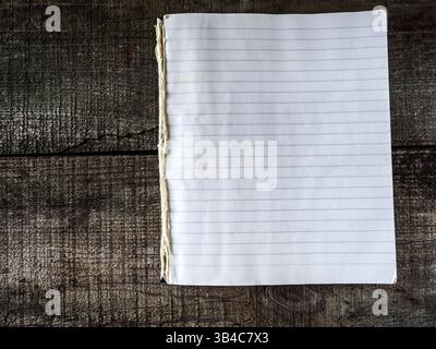 3 luglio 2015 - libro di esercizi d'epoca su sfondo in legno (immagine di credito: © Igor Golovniov/ZUMA Wire/ZUMAPRESS.com) Foto Stock