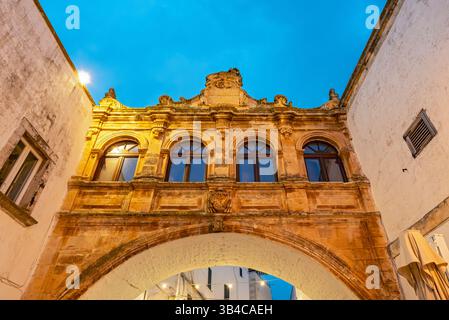 Vista dall'angolo basso dell'arco Scoppa, Ostuni, Puglia, Italia Foto Stock