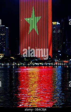 DANANG, VIETNAM, APR 27 2025, illuminazione del muro del grattacielo in celebrazione del 50° anniversario della riunificazione nazionale del Vietnam Foto Stock