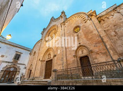 Vista dall'angolo basso della Cattedrale di Ostuni, Puglia, Italia Foto Stock