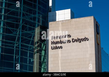 Lisbona, Portogallo - 4 dicembre 2024 facciata Humberto Delgado dell'aeroporto di Lisbona. Foto Stock