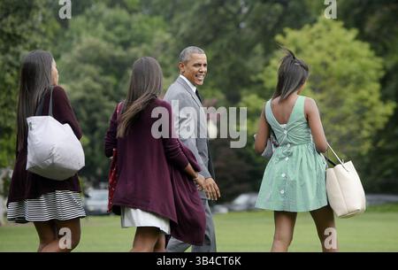 20 aprile 2015 - Washington, District of Columbia, Stati Uniti d'America - il presidente degli Stati Uniti Barack Obama, la figlia Sasha e due amici di Sasha lasciano la residenza per imbarcarsi su Marine One alla Casa Bianca 17 luglio 2015 a Washington, DC ZUMAPRESS.com. Foto Stock