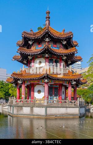 Bella pagoda nel Peace Memorial Park del 228. Il parco è un sito storico situato presso Ketagalan Boulevard, Zhongzheng District, Taipei, Taiwan. Foto Stock