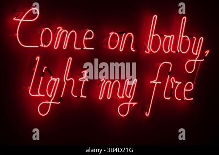 Forza Baby, illumina il mio fuoco: Neon Red Glow Foto Stock