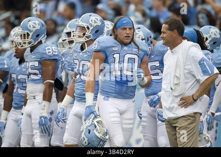 12 settembre 2015 - Chapel Hill, NC, USA - il linebacker della North Carolina Jeff Shoettmer (10) e il coordinatore difensivo Gene Chizik si riscaldano per l'azione contro North Carolina A&T sabato 12 settembre 2015 al Kenan Stadium di Chapel Hill, N.C. (immagine di credito: © Robert Willett/TNS via ZUMA Wire) Foto Stock