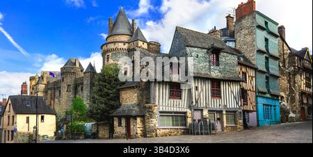 Francia , Bretagna viaggi e luoghi di interesse. Città medievale di Vitre con il castello e le sue affascinanti strade antiche e case a graticcio Foto Stock