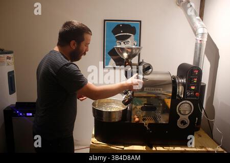 17 settembre 2015 - City, Florida, Stati Uniti - OCTAVIO JONES | Times .Tim McTague inizia il processo di tostatura dei chicchi di caffè in una stanza chiusa all'interno del garage della sua casa a nord di Tampa giovedì 17 settembre 2015. Nate Young (ex batterista degli Anberlin) e Tim McTague (chitarrista della band Underoath) sono i proprietari della King State Coffee, una delle torrefazioni locali emergenti nella Tampa Bay area. (Immagine di credito: © Octavio Jones/Tampa Bay Times tramite ZUMA Wire) Foto Stock