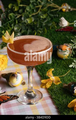 Cocktail primaverile schiumoso in primo piano in vetro coupé Foto Stock