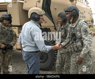 11 agosto 2015 - Fort Bragg, NC, Stati Uniti d'America - facente funzioni sotto Segretario dell'Esercito Eric Fanning ringrazia l'equipaggio di una 18th Field Artillery Brigade ad alta mobilità di un sistema di razzi d'artiglieria dopo aver partecipato ad un'esercitazione di fuoco vivo l'11 agosto 2015 a Fort Bragg, NC. Il presidente Obama, in una storica prima per il Pentagono, ha scelto di nominare Eric Fanning a capo dell'esercito, una mossa che lo renderebbe il primo segretario civile apertamente gay di uno dei servizi militari. (Immagine di credito: © Ssgt. Charles Crail/tramite filo ZUMA tramite filo ZUMA) Foto Stock