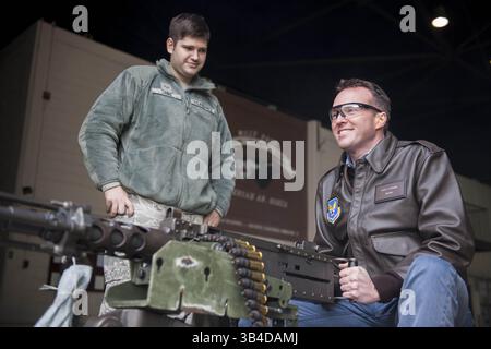 26 novembre 2013 - Kunsan Air base, Corea del Sud - il segretario facente funzione dell'aeronautica Eric Fanning spara una mitragliatrice m2 Browning durante una visita alla Kunsan Air base il 26 novembre 2013 a Kusan, Corea del Sud. Il presidente Obama, in una storica prima per il Pentagono, ha scelto di nominare Eric Fanning a capo dell'esercito, una mossa che lo renderebbe il primo segretario civile apertamente gay di uno dei servizi militari. (Immagine di credito: © Sra Armando A. Schwier-Morales/via cavo ZUMA tramite cavo ZUMA) Foto Stock