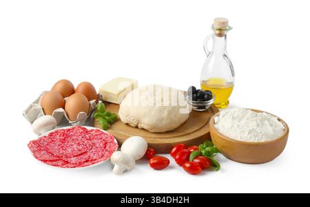 Fare la pizza. Diversi ingredienti isolati sul bianco Foto Stock