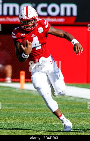 26 settembre 2015 - Lincoln, Nebraska. U.S. - Nebraska Cornhuskers quarterback Tommy Armstrong Jr. #4 in azione durante una partita di football della NCAA Division 1 tra i Southern Mississippi Golden Eagles e i Nebraska Cornhuskers al Memorial Stadium di Lincoln, Nebraska ha vinto 36-28.presenze: 89.899.Michael Spomer/Cal Sport Media.(Credit Image: © Michael Spomer/CSM via ZUMA Wire) Foto Stock