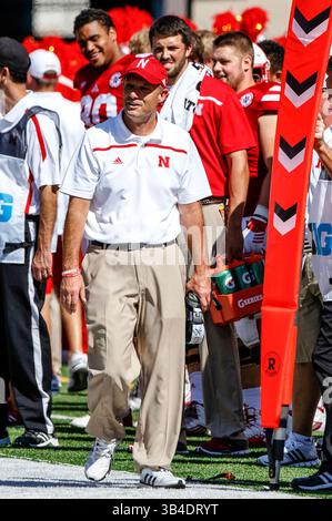 26 settembre 2015 - Lincoln, Nebraska. Stati Uniti - Nebraska Cornhuskers allenatore Mike Riley in azione durante una partita di football della NCAA Division 1 tra i Southern Mississippi Golden Eagles e i Nebraska Cornhuskers al Memorial Stadium di Lincoln, Nebraska ha vinto 36-28.presenze: 89.899.Michael Spomer/Cal Sport Media. (Immagine di credito: © Michael Spomer/CSM via ZUMA Wire) Foto Stock