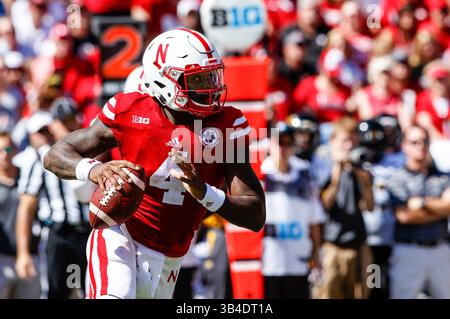 26 settembre 2015 - Lincoln, Nebraska. U.S. - Nebraska Cornhuskers quarterback Tommy Armstrong Jr. #4 in azione durante una partita di football della NCAA Division 1 tra i Southern Mississippi Golden Eagles e i Nebraska Cornhuskers al Memorial Stadium di Lincoln, Nebraska ha vinto 36-28.presenze: 89.899.Michael Spomer/Cal Sport Media.(Credit Image: © Michael Spomer/CSM via ZUMA Wire) Foto Stock