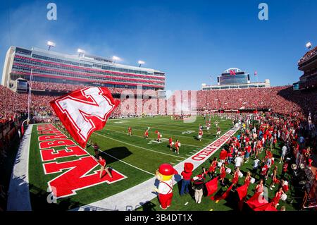 26 settembre 2015 - Lincoln, Nebraska. Stati Uniti - Nebraska Memorial Stadium durante le cerimonie pre-partita prima di una partita di football della NCAA Division 1 tra i Southern Mississippi Golden Eagles e i Nebraska Cornhuskers al Memorial Stadium di Lincoln, Nebraska ha vinto 36-28.presenze: 89.899.Michael Spomer/Cal Sport Media. (Immagine di credito: © Michael Spomer/CSM via ZUMA Wire) Foto Stock