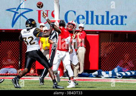 26 settembre 2015 - Lincoln, Nebraska. Stati Uniti - il quarterback dei Nebraska Cornhuskers Tommy Armstrong Jr. N. 4 rilascia un passaggio mentre il defensive lineman della Southern Miss Golden Eagles Xavier Thigpen n. 32 tenta di bloccare in azione durante una partita di football della NCAA Division 1 tra i Southern Mississippi Golden Eagles e i Nebraska Cornhuskers al Memorial Stadium di Lincoln, Nebraska...presenze: .Nebraska ha vinto 36-28.presenza: 89.899.Michael Spomer/Cal Sport Media(via Michael Spomer/CMA) © Michael Spomer/CMA/Cal CWire) Foto Stock