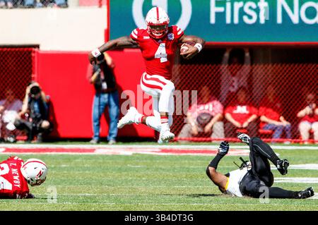 26 settembre 2015 - Lincoln, Nebraska. U.S. - Nebraska Cornhuskers quarterback Tommy Armstrong Jr. N. 4 in azione durante una partita di football della NCAA Division 1 tra i Southern Mississippi Golden Eagles e i Nebraska Cornhuskers al Memorial Stadium di Lincoln, Nebraska ha vinto 36-28.presenze: 89.899.Michael Spomer/Cal Sport Media(Credit Image: © Michael Spomer/CSM via ZUMA Wire) Foto Stock