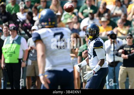 17 ottobre 2015: Il quarterback dei West Virginia Mountaineers Skyler Howard (3) completa un passaggio per i West Virginia Mountaineers William Crest Jr. (16) durante la partita di football NCAA tra i West Virginia Mountaineers e i Baylor Bears al McLane Stadium di Waco, Texas. (Immagine di credito: © Shane Roper/CSM via ZUMA Wire) Foto Stock
