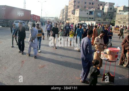 I residenti di Lyari bloccano la strada mentre stanno organizzando una manifestazione di protesta contro il prolungamento della dispersione di elettricità e gas nella loro zona, a Maripur Road a Karachi mercoledì 30 aprile 2025. Foto Stock