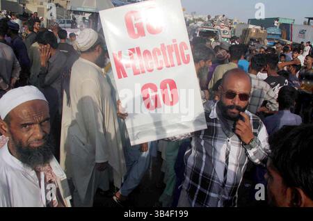 I residenti di Lyari bloccano la strada mentre stanno organizzando una manifestazione di protesta contro il prolungamento della dispersione di elettricità e gas nella loro zona, a Maripur Road a Karachi mercoledì 30 aprile 2025. Foto Stock