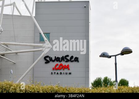 Swansea, Galles. 26 aprile 2025. La segnaletica dello stadio Swansea.com sul lato della West Stand parte dello stadio. Lo stadio è sede della squadra di calcio professionistica Swansea City, che gioca nella English Football League. Crediti: Duncan Thomas/Majestic Media. Foto Stock