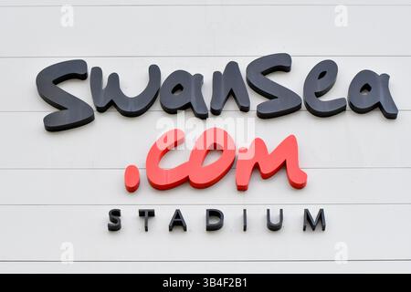 Swansea, Galles. 26 aprile 2025. La segnaletica dello stadio Swansea.com sul lato della West Stand parte dello stadio. Lo stadio è sede della squadra di calcio professionistica Swansea City, che gioca nella English Football League. Crediti: Duncan Thomas/Majestic Media. Foto Stock