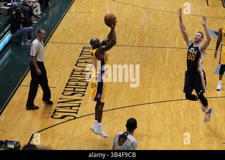 4 ottobre 2015 - la guardia dei Los Angeles Lakers Kobe Bryant #24 viene sparata durante l'azione pre-stagione tra i Los Angeles Lakers e gli Utah Jazz allo Stan Sheriff Center nel campus dell'Università delle Hawaii a Manoa a Honolulu, HI. - Michael Sullivan/CSM(immagine di credito: © Michael Sullivan/Cal Sport Media) Foto Stock