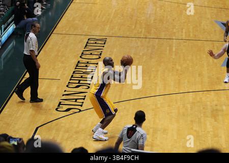 4 ottobre 2015 - la guardia dei Los Angeles Lakers Kobe Bryant #24 viene sparata durante l'azione pre-stagione tra i Los Angeles Lakers e gli Utah Jazz allo Stan Sheriff Center nel campus dell'Università delle Hawaii a Manoa a Honolulu, HI. - Michael Sullivan/CSM(immagine di credito: © Michael Sullivan/Cal Sport Media) Foto Stock