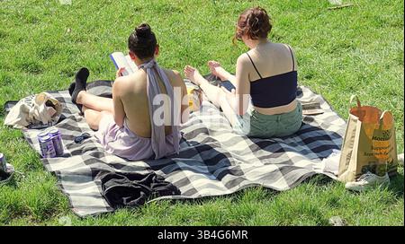 Glasgow, Scozia, Regno Unito. 30 aprile 2025. Tempo nel Regno Unito: Caldo West end, mentre la gente del posto e i turisti si divertono nel parco kelvingrove in un tempo di tempesta. Credit Gerard Ferry/Alamy Live News Foto Stock