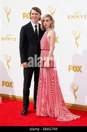 20 settembre 2015 - Los Angeles, California, Stati Uniti - Paul Dano, Left, e Zoe Kazan arrivano al 67° Primetime Emmy Awards al Microsoft Theater di Los Angeles. (Immagine di credito: © Danny Moloshok/AP/Pool via ZUMA Wire/ZUMAPRESS.com) Foto Stock