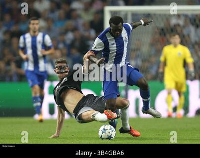 29 settembre 2015 - Na - Porto, 09.29.2015 - il Futebol Clube do Porto ha ricevuto stasera il Chelsea Football Club al Dragon Stadium in partita contando per la 2a giornata del girone G League campioni 2015/16. Cahill, Aboubakar (immagine di credito: © Pedro Correia/Global Imagens via ZUMA Press/ZUMAPRESS.com) Foto Stock