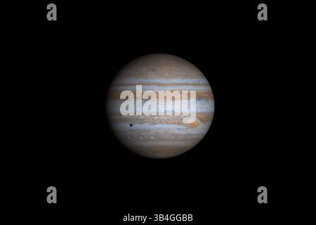 19 agosto 2015 - SOL SYSTEM Jupiter -- 07 dic 2000 -- questa vista composita a colori di Giove è composta da 4 immagini scattate dalla NASA | ESA Cassini. Per illustrare come sarebbe stato Giove se le telecamere avessero un campo visivo abbastanza grande da catturare l'intero pianeta, la mappa cilindrica è stata proiettata su un globo. La risoluzione è di circa 144 chilometri (89 miglia) per pixel. La luna di Giove Europa sta gettando l'ombra sul pianeta - foto della NASA / ESA. (Immagine di credito: © NASA via ZUMA Press) Foto Stock