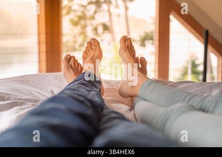 Coppia rilassante nel letto. Foto Stock