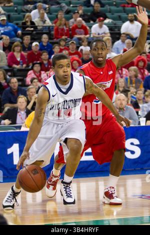 13 marzo 2011: La guardia dei Richmond Spiders Kevin Anderson (14) sta guidando verso il cesto mentre la guardia dei Dayton Flyers Juwan Staten (3) lo sta seguendo durante la partita di Atlantic 10 Tournament Championship tra i Dayton Flyers e i Richmond Spiders al Boardwalk Hall di Atlantic City, New Jersey. (Immagine di credito: © Chris Szagola/Cal Sport Media/ZUMAPRESS.com) Foto Stock