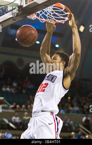 13 marzo 2011: L'attaccante dei Richmond Spiders Justin Harper (32) con il pugno durante la partita dell'Atlantic 10 Tournament Championship tra i Dayton Flyers e i Richmond Spiders al Boardwalk Hall di Atlantic City, New Jersey. I Richmond Spiders vincono l'Atlantic 10 Tournament, 67-54 sui Dayton Flyers. (Immagine di credito: © Chris Szagola/Cal Sport Media/ZUMAPRESS.com) Foto Stock