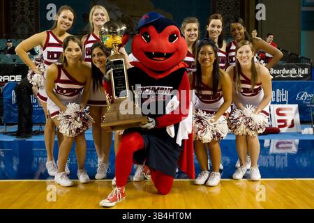 13 marzo 2011: La mascotte e cheerleader dei Richmond Spiders posano con il trofeo Atlantic 10 dopo la partita dell'Atlantic 10 Tournament Championship tra i Dayton Flyers e i Richmond Spiders al Boardwalk Hall di Atlantic City, New Jersey. I Richmond Spiders vincono l'Atlantic 10 Tournament, 67-54 sui Dayton Flyers. (Immagine di credito: © Chris Szagola/Cal Sport Media/ZUMAPRESS.com) Foto Stock