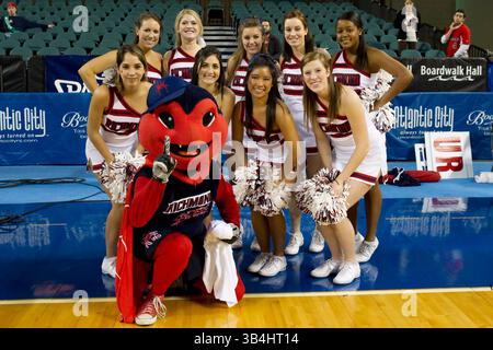 13 marzo 2011: La mascotte e le cheerleader dei Richmond Spiders si pongono dopo la partita dell'Atlantic 10 Tournament Championship tra i Dayton Flyers e i Richmond Spiders al Boardwalk Hall di Atlantic City, New Jersey. I Richmond Spiders vincono l'Atlantic 10 Tournament, 67-54 sui Dayton Flyers. (Immagine di credito: © Chris Szagola/Cal Sport Media/ZUMAPRESS.com) Foto Stock