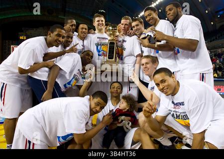 13 marzo 2011: I Richmond Spiders circondano il trofeo Atlantic 10 dopo la partita dell'Atlantic 10 Tournament Championship tra i Dayton Flyers e i Richmond Spiders al Boardwalk Hall di Atlantic City, New Jersey. I Richmond Spiders vincono l'Atlantic 10 Tournament, 67-54 sui Dayton Flyers. (Immagine di credito: © Chris Szagola/Cal Sport Media/ZUMAPRESS.com) Foto Stock