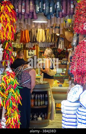 Un negozio di gastronomia locale nella città di Palma, Maiorca, Maiorca, Spagna Foto Stock